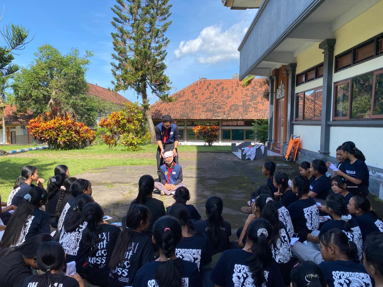 Latihan Anggota PMR Spenfourmen dalam Mendukung Program UKS
